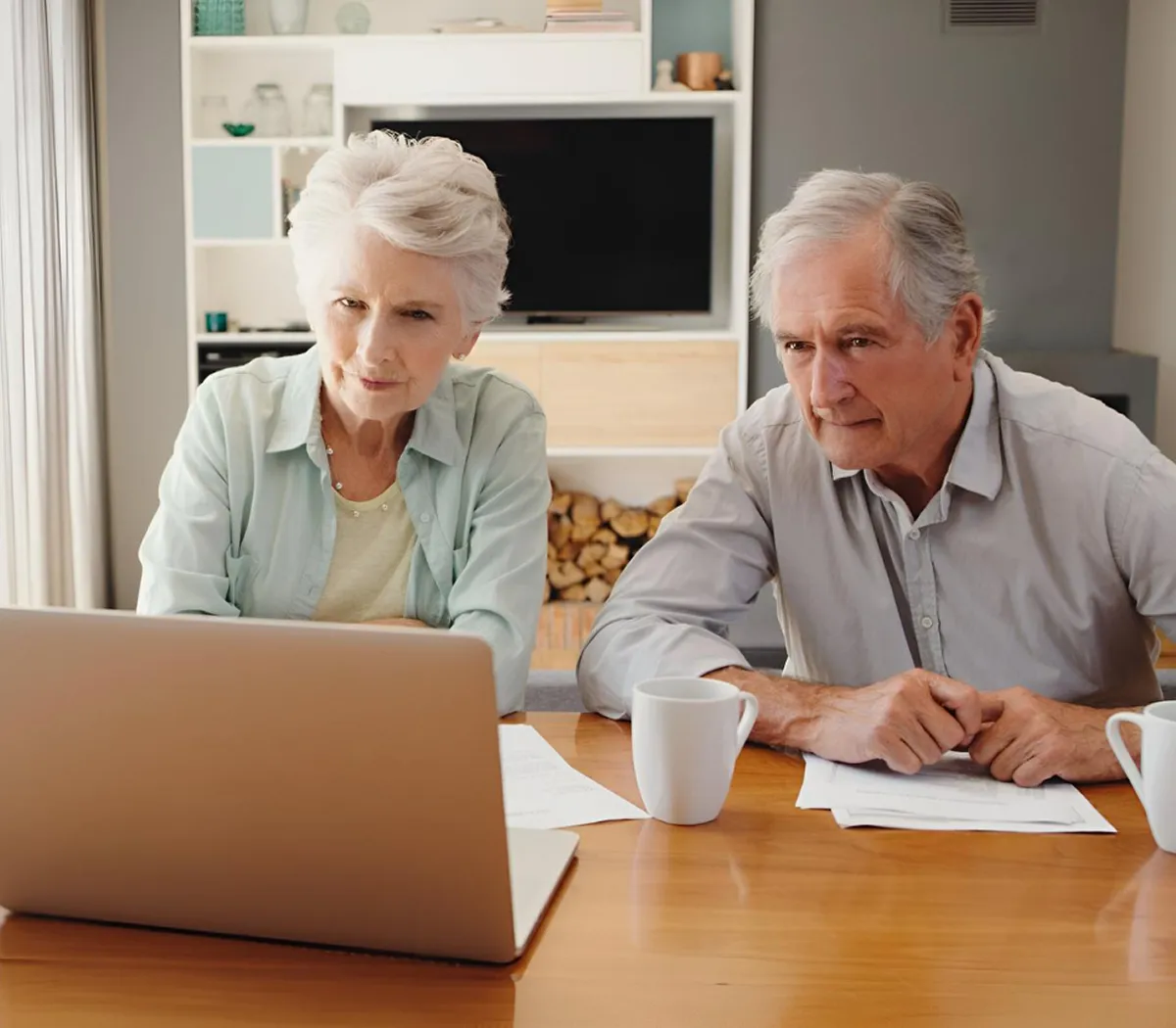 2 mensen achter een computer